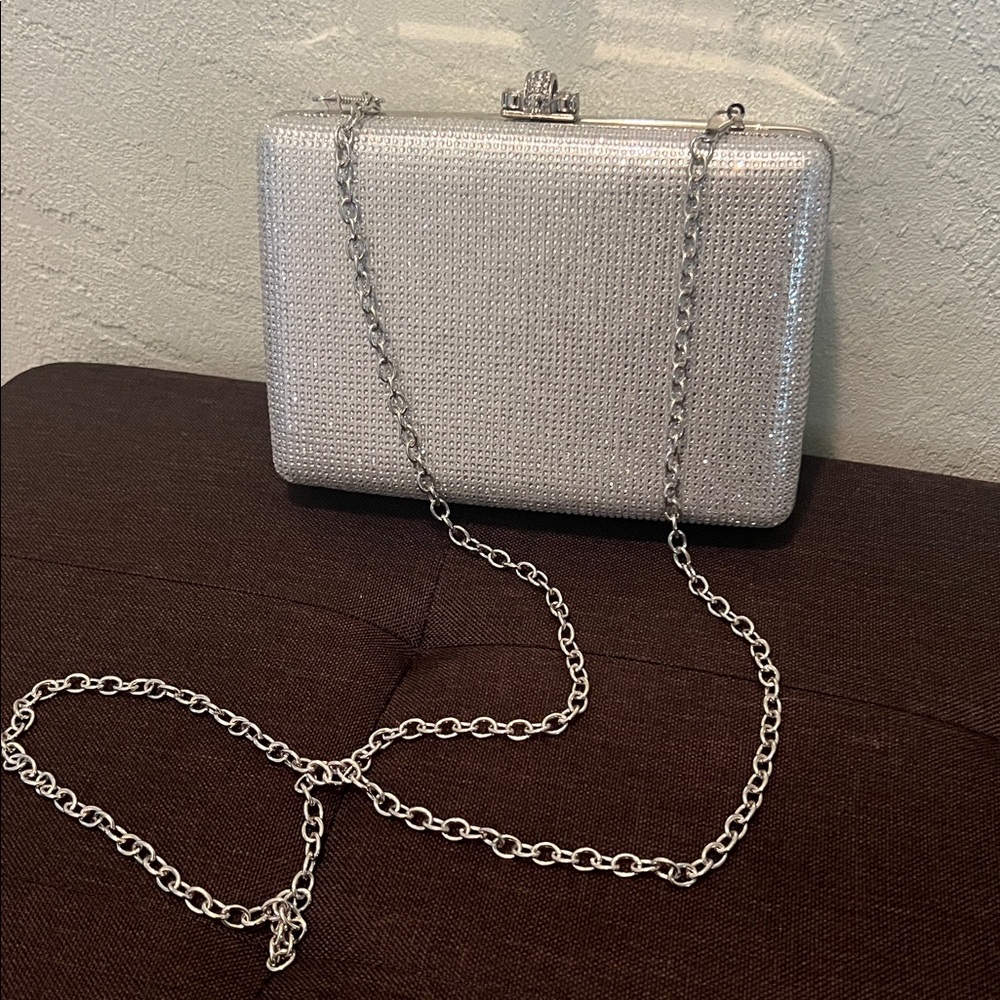 **0077=Silver Rhinestone Clutch/ Chain. Fashion & Sparkle feeling luxurious..
